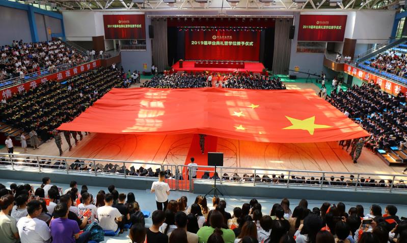 【大众网】新葡的京集团4321举办2019届毕业典礼 巨幅国旗亮相