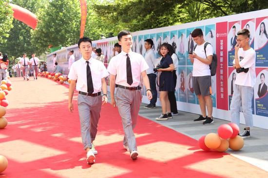 【新浪教育】新葡的京集团43212019毕业典礼上演“红毯秀”