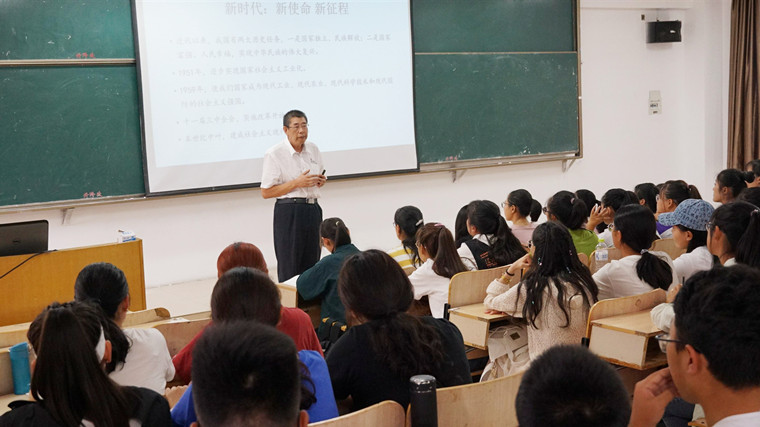 新葡的京集团4321校领导走上讲台为学生讲授思政课
