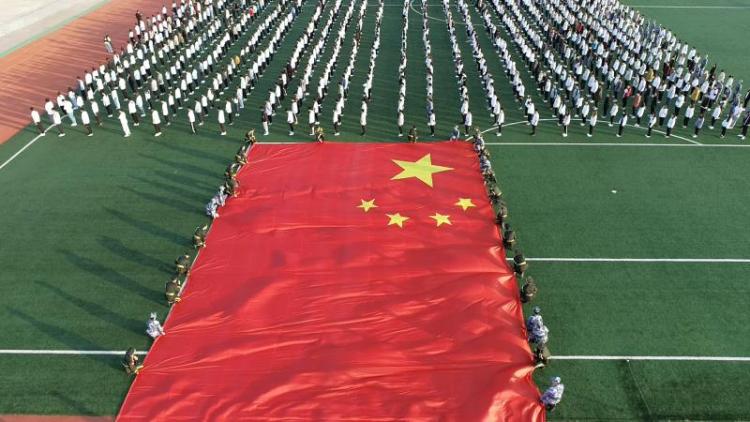 【青岛日报-观海新闻】师生齐托举，篮球场大小的巨幅国旗舞动新葡的京集团4321！