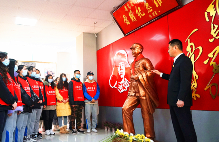 纪念雷锋同志诞辰80周年  新葡的京集团4321大学生向雷锋雕塑像献花追思