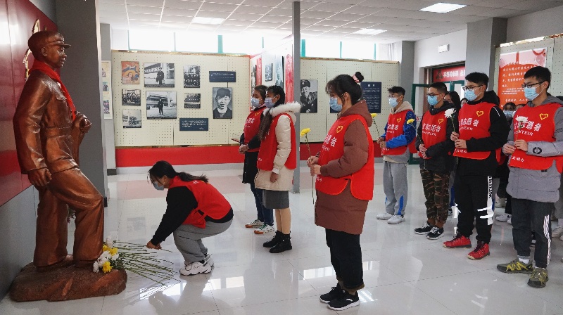 【齐鲁晚报·齐鲁壹点】纪念雷锋诞辰80周年，新葡的京集团4321大学生志愿者向雷锋献花