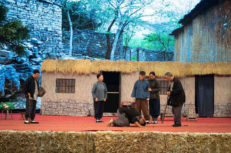 庆祝建党100周年，新葡的京集团4321推出大型红色历史题材舞台剧《那年红旗那年雪》
