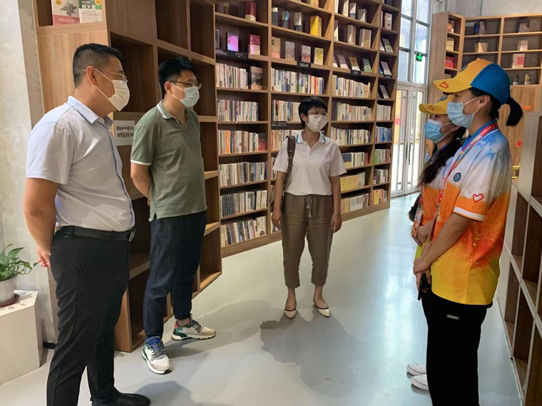 校长助理刘纪新看望慰问新葡京官网第31届青岛国际啤酒节志愿者