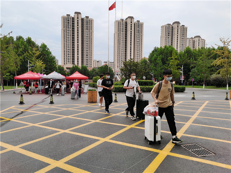 省外黄海学子顺利返校！暖心报到服务，欢迎回家！