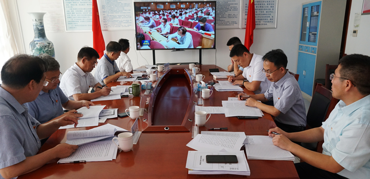 校党委举行理论学习中心组第八次学习会