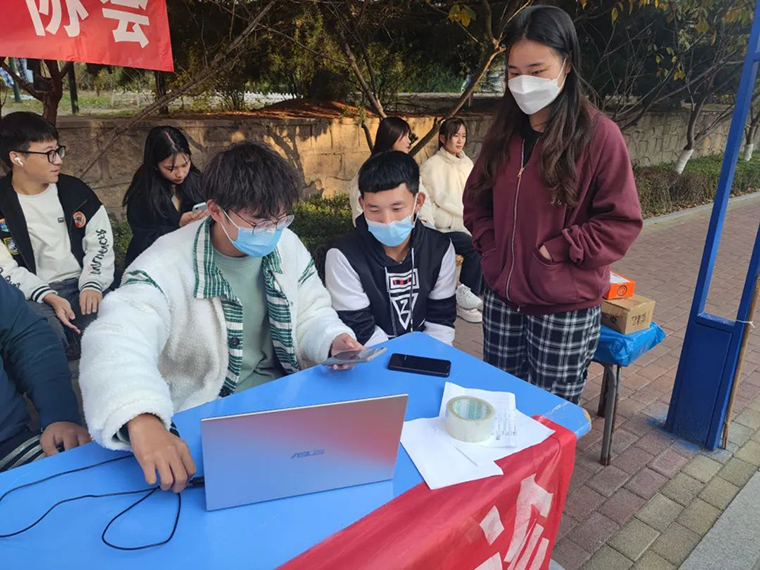 大数据学院举行“计算机义诊”活动