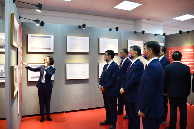 新葡京官网举行“光影廿五载 启航新时代”主题校史图片展