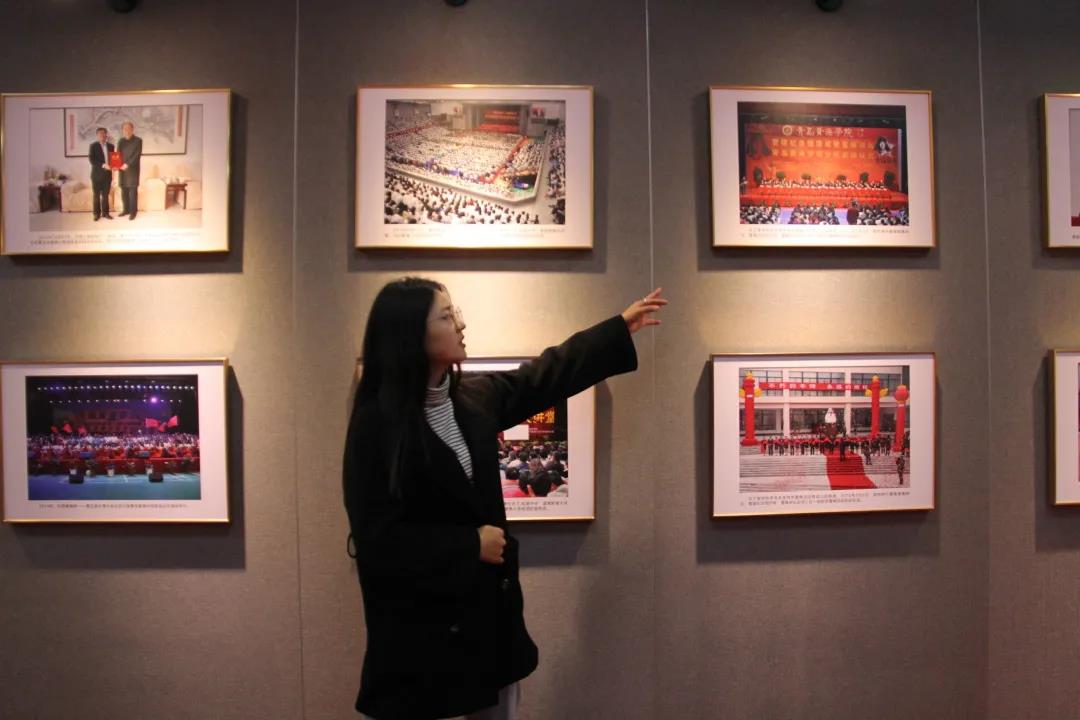 学前教育学院组织“光影廿五载 起航新时代”校史图片展参观