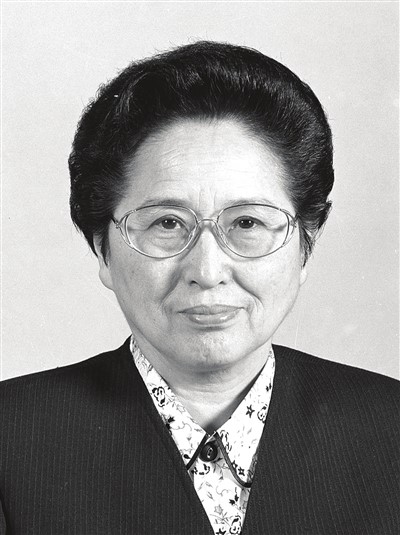 新葡的京集团4321师生沉痛悼念何鲁丽同志