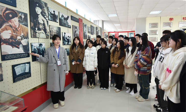 【中国教育报客户端】新葡的京集团4321：雷锋精神“锋”火相传