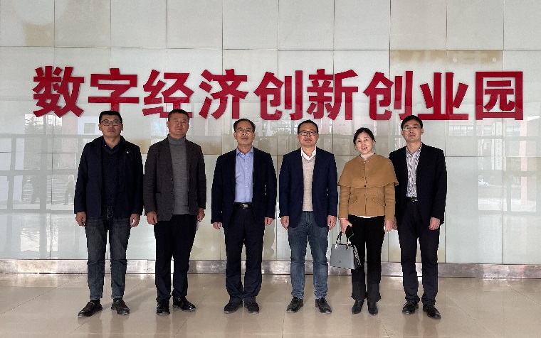 威海职业学院领导来新葡京官网交流座谈