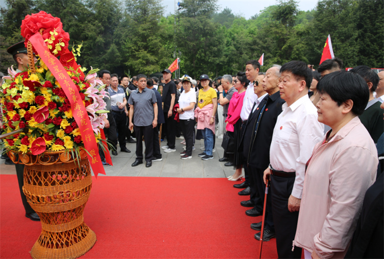 李肇星携新葡的京集团4321一行赴韶山向毛主席铜像敬献花篮