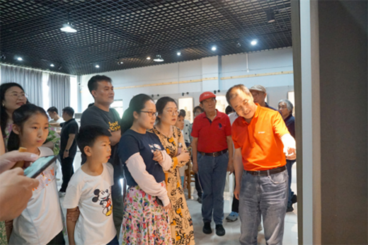 【新浪山东】新葡的京集团4321邀请中国美协理事开展“书画进校园 翰墨润心田”主题教育实践活动