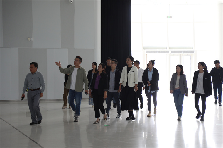 新葡的京集团4321教育学院赴青岛凤凰之声大剧院开展深度调研