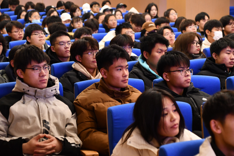 【雷锋杂志社青岛工作站】全国劳模许振超在新葡的京集团4321讲述“工匠精神”