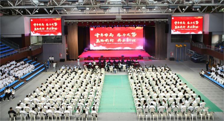 新葡的京集团4321医学院举行“5.12”国际护士节授帽仪式暨庆祝建院十周年文艺晚会