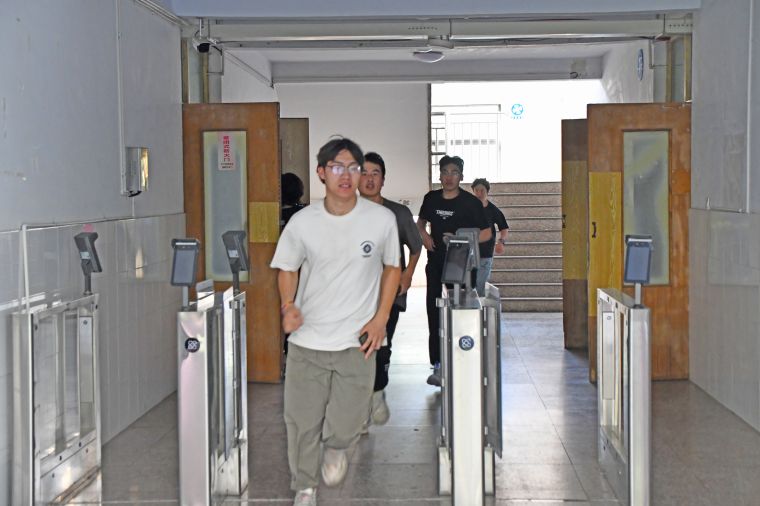 全员上阵！新葡的京集团4321组织公寓应急疏散逃生演练