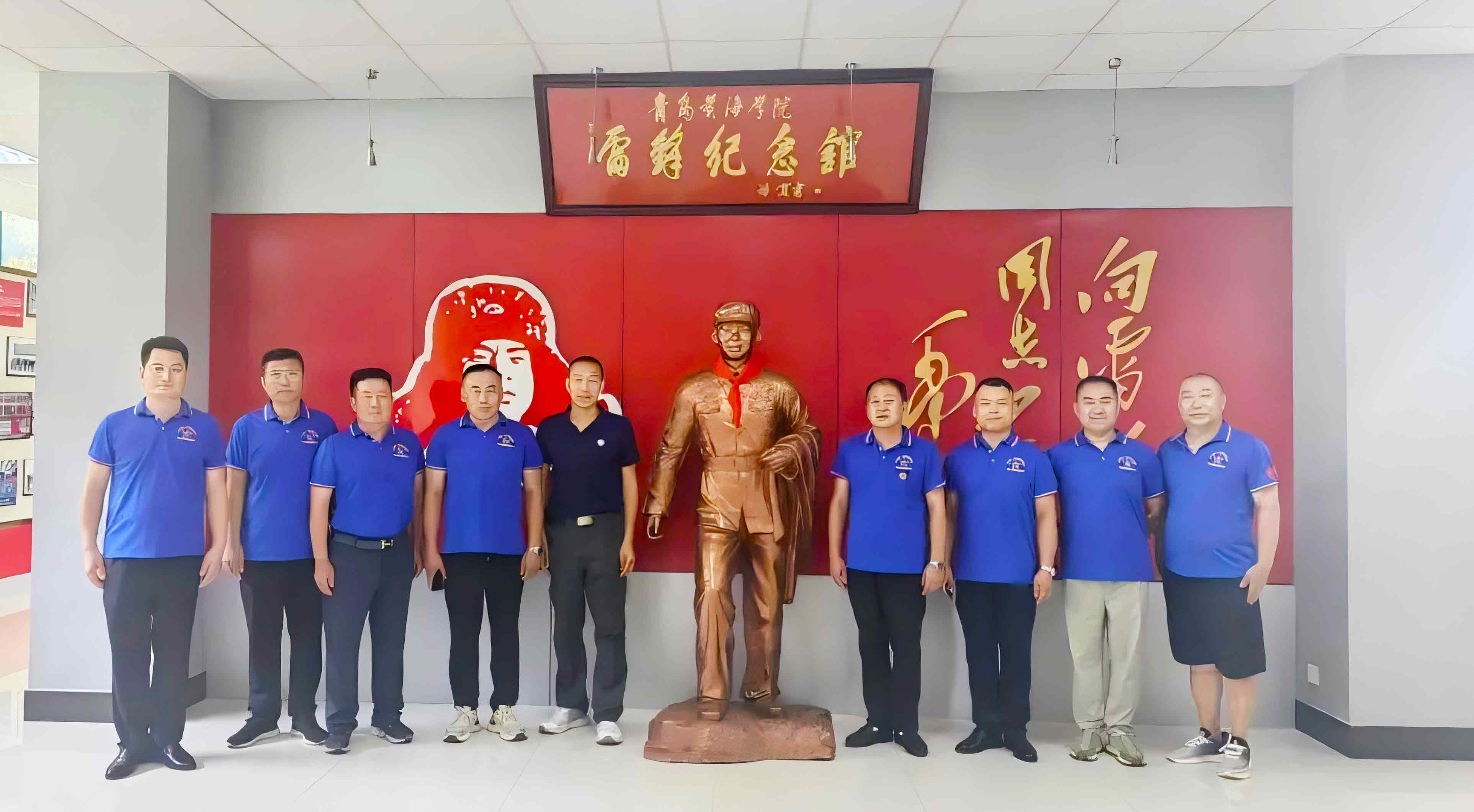 【雷锋杂志】建军节，新葡的京集团4321雷锋馆迎来一群特殊的“客人”